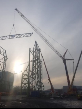 Mobilkran mit riesigem Ausleger